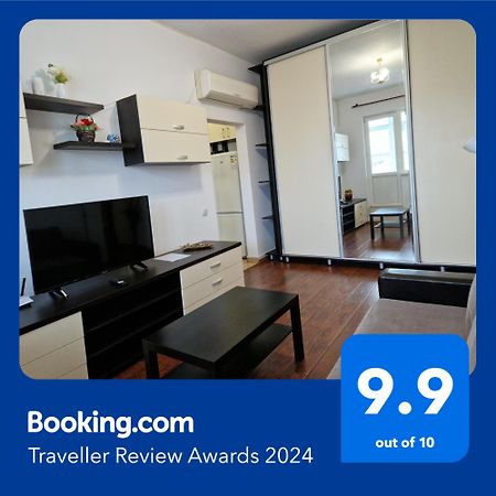 Charming Apartment With Private Terrace Bukares Bagian luar foto