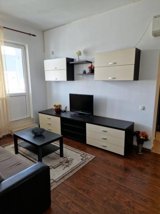 Charming Apartment With Private Terrace Bukares Bagian luar foto