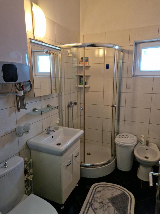 Charming Apartment With Private Terrace Bukares Bagian luar foto