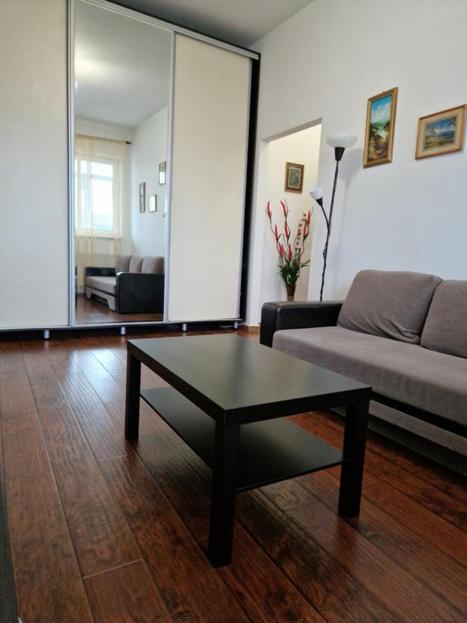 Charming Apartment With Private Terrace Bukares Bagian luar foto