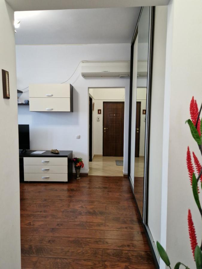 Charming Apartment With Private Terrace Bukares Bagian luar foto