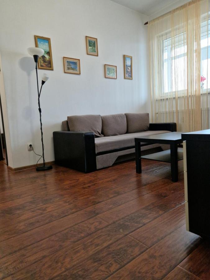 Charming Apartment With Private Terrace Bukares Bagian luar foto