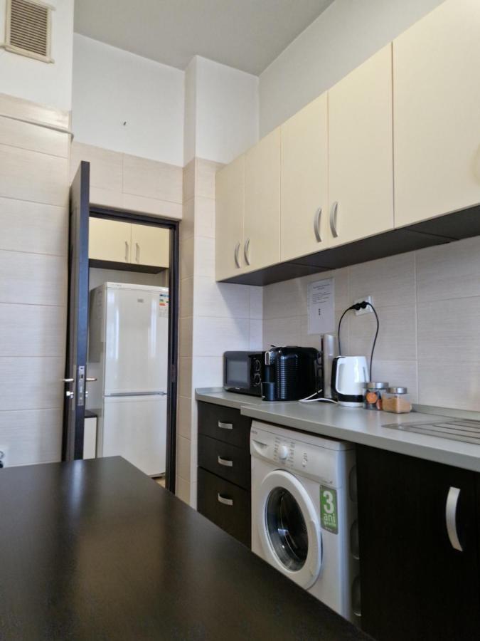 Charming Apartment With Private Terrace Bukares Bagian luar foto
